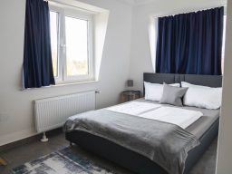 Doppelzimmer mit dunklen Vorhängen im Hotel Schenk