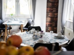 Gedeckter Frühstückstisch im Hotel Schenk