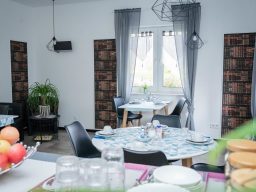 Frühstücksraum mit gedeckten Tischen im Hotel Schenk